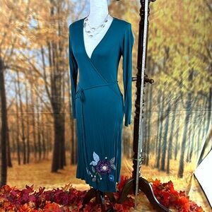👀catching & Comfortable teal jersey fabric wrap dress, Floral embroidery on hem